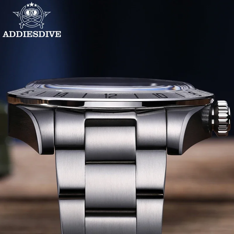 Abyss Navigator 39 on a diver's wrist